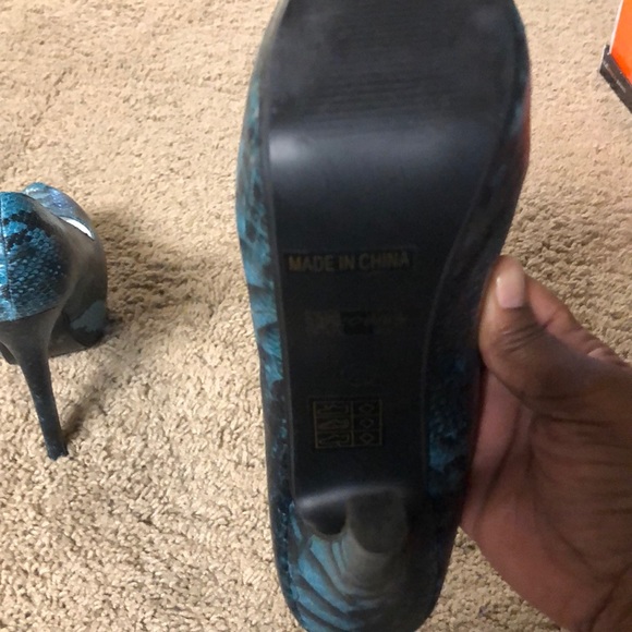 Blue snake style heels - Picture 4 of 6